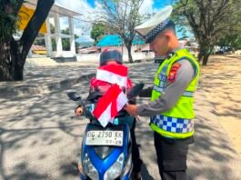 Sambut HUT RI ke – 81, Satlantas Polres Taliabu Bagikan Bendera Merah Putih kepada Masyarakat