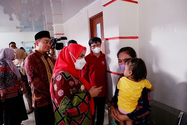 Walikota Eva Dwiana saat meninjau pasien operasi bibir sumbing di Rumah Sakit Daerah A. Dadi Tjokrodipo. Foto: Istimewa