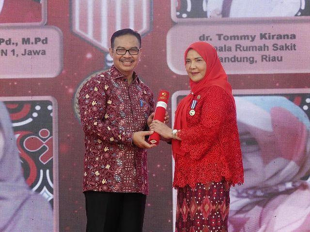 Walikota Bandarlampung Eva Dwiana saat menerima penghargaan dari BKKBN. Foto: Istimewa