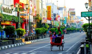 Jalan Malioboro, merupakan salah satu tempat wisata berbelanja di Yogyakarta. Foto: Istimewa
