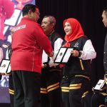 Walikota Eva saat menerima penghargaan dari Kemenpora di Jakarta Internasional Velodrome, Rawamangun. Foto: Istimewa