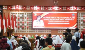 Walikota Eva saat memberikan sambutan pada lomba pidato berbahasa Lampung di Aula Gedung Semergou. Foto: Istimewa
