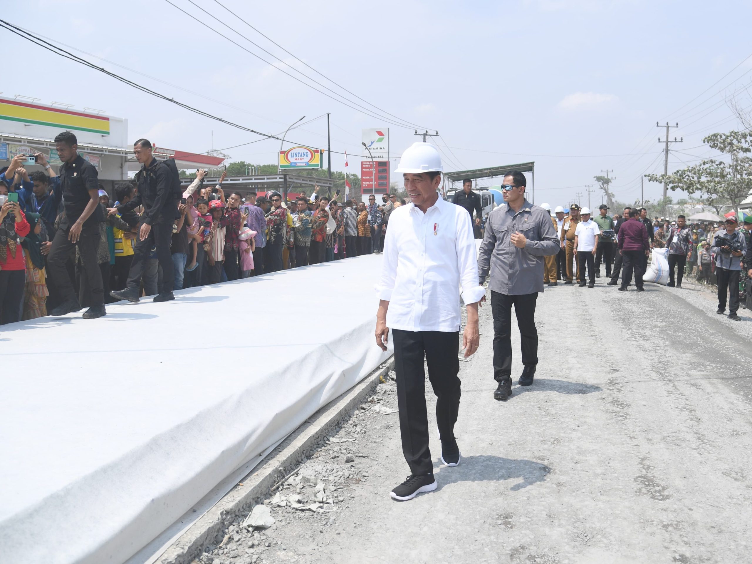 Presiden Jokowi saat meninjau langsung preservasi rekonstruksi jalan ruas Simpangrandu - Seputihsurabaya yang terletak di Kabupaten Lampung Tengah. Foto: BPMI Setpres